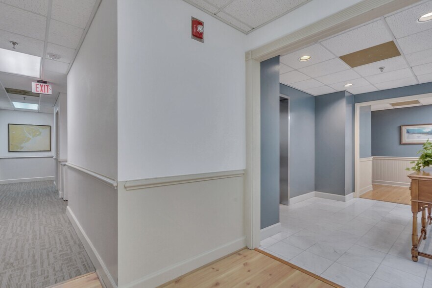 More Photos Of 52 New Orleans Rd, Hilton Head Island Office For Sale