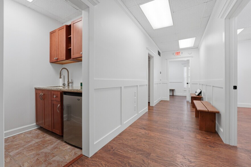 More Photos Of 1843 Peeler Rd, Dunwoody Office For Lease