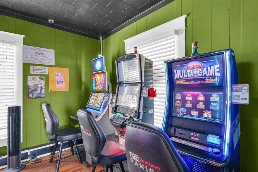 More Photos Of 207 E Main St, Toledo Bar For Sale