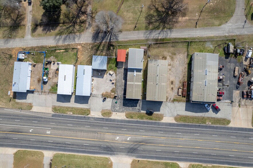 More Photos Of 5424 W Oak St, Palestine Showroom For Lease