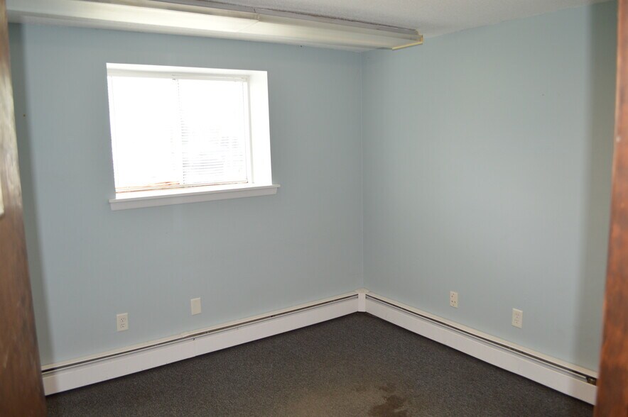 More Photos Of 15 Herman Dr, Simsbury Light Manufacturing For Lease