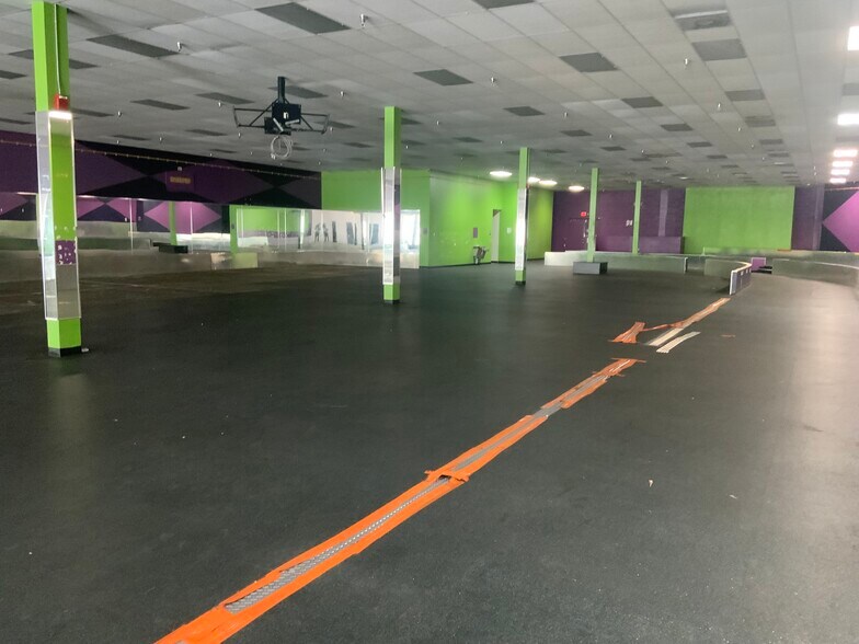 More Photos Of 6095-6125 9th Ave N, Saint Petersburg Unknown For Lease