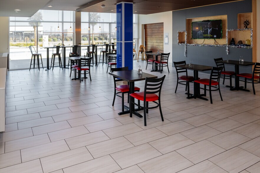 More Photos Of 650 W Wells St, Blythe Hotel For Sale