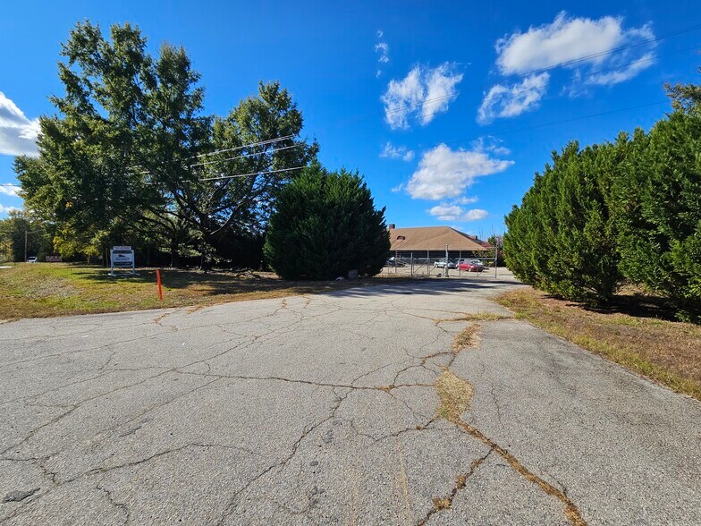More Photos Of 194 Red Marshall Rd, Pelham Auto Repair For Sale