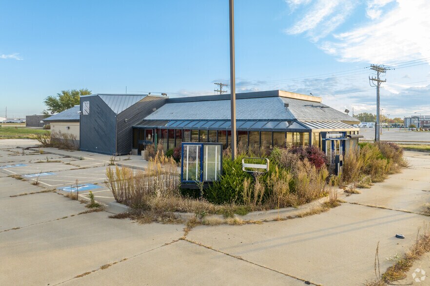 More Photos Of 2901 S Grand Ave E, Springfield Restaurant For Sale