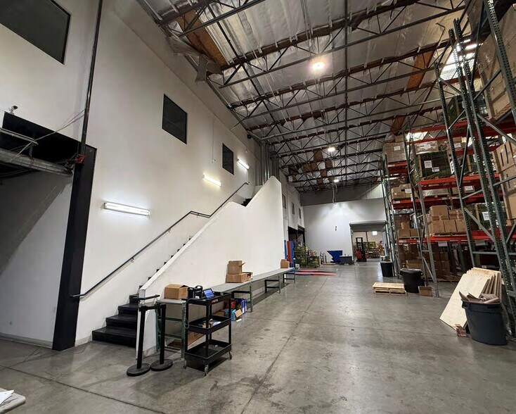 More Photos Of 2025-2027 Long Beach Ave, Los Angeles Warehouse For Lease
