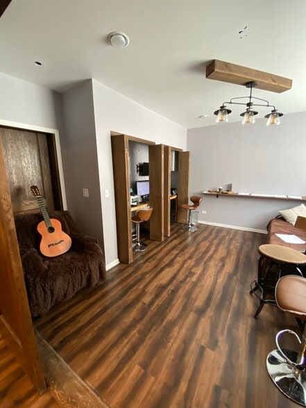 More Photos Of 72-76 N Broadway St, Des Plaines Light Distribution For Sale