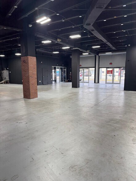 More Photos Of 18319-18321 W Dixie Hwy, North Miami Beach General Retail For Lease