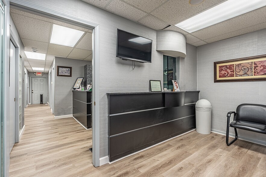 More Photos Of 610 Crystal Point Dr, Crystal Lake Medical For Lease