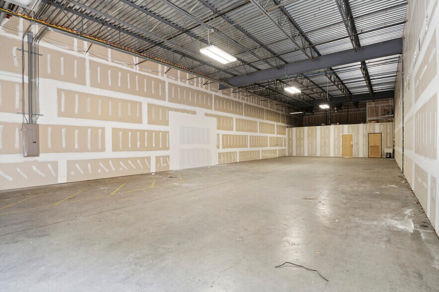 More Photos Of 161-191 Edgemoor Rd, Wilmington Light Distribution For Lease