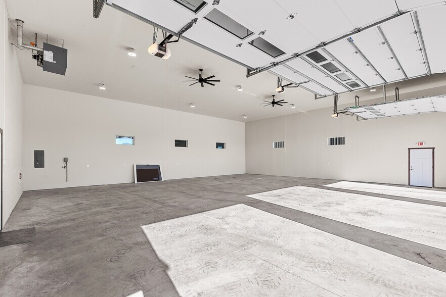 More Photos Of 9990 N Lyle Loop, Hayden Warehouse For Sale
