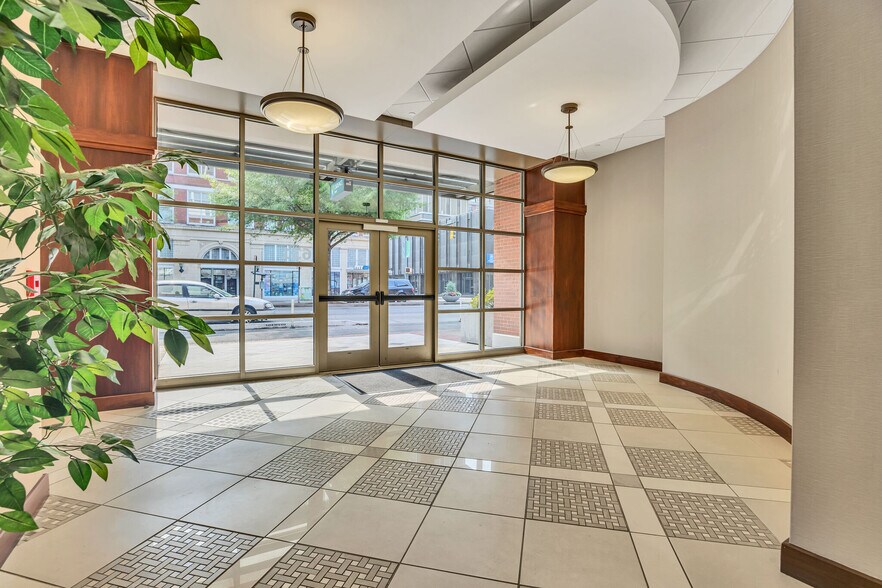 More Photos Of 631 Broad St, Chattanooga Office For Lease