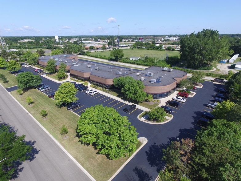 More Photos Of 3550 W Salt Creek Ln, Arlington Heights Light Distribution For Lease