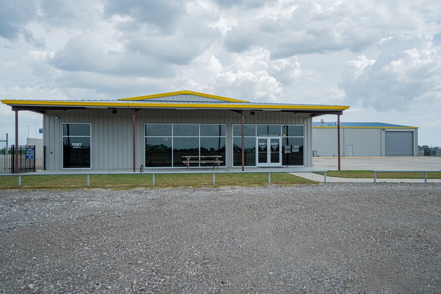 More Photos Of 7044 Interstate 10, Sealy Distribution For Sale