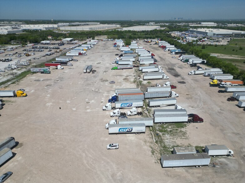 More Photos Of 4050 Telephone Rd, Dallas Warehouse For Lease