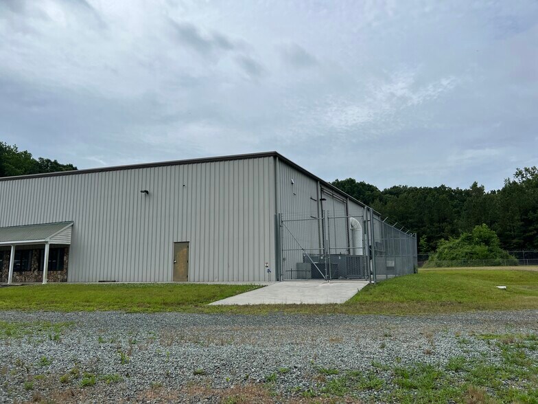 More Photos Of 13117 NC Highway 24/27, Robbins Warehouse For Lease