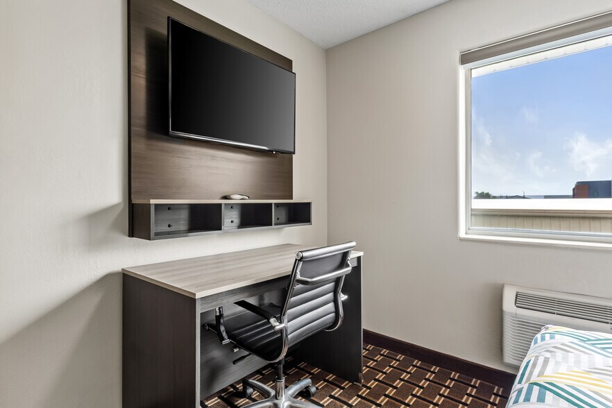 More Photos Of 110 Sodrac Dr, North Sioux City Hotel For Sale