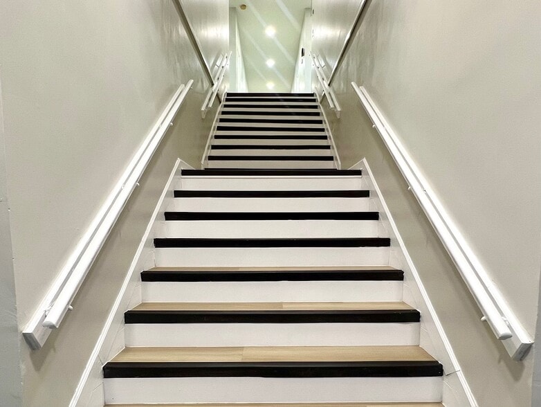 More Photos Of 8 Crain Hwy N, Glen Burnie Storefront Retail Office For Lease