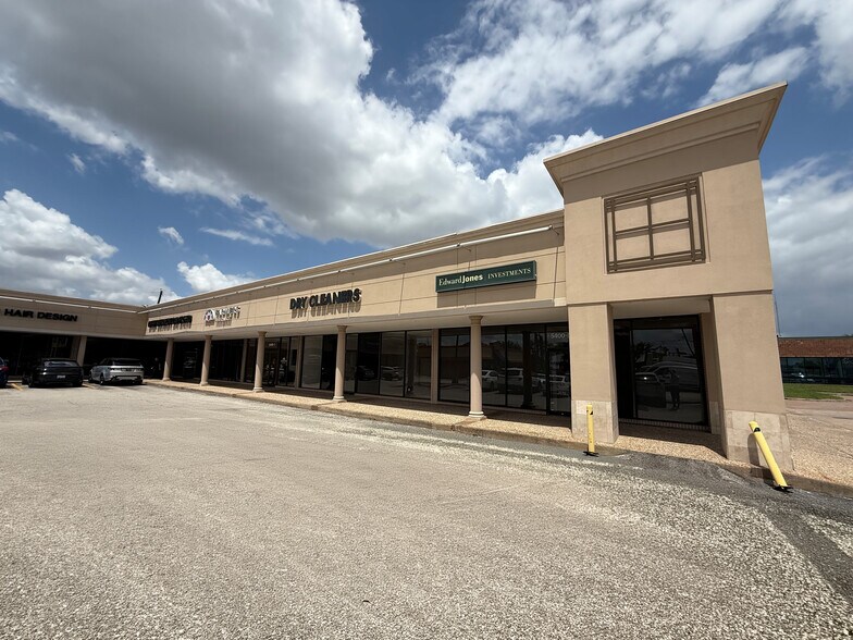 More Photos Of 5400 Bellaire Blvd, Bellaire Storefront For Lease