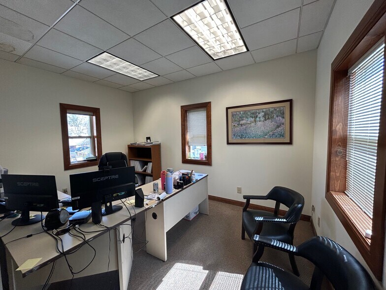 More Photos Of 520 N Walnut St, Bloomington Office For Lease