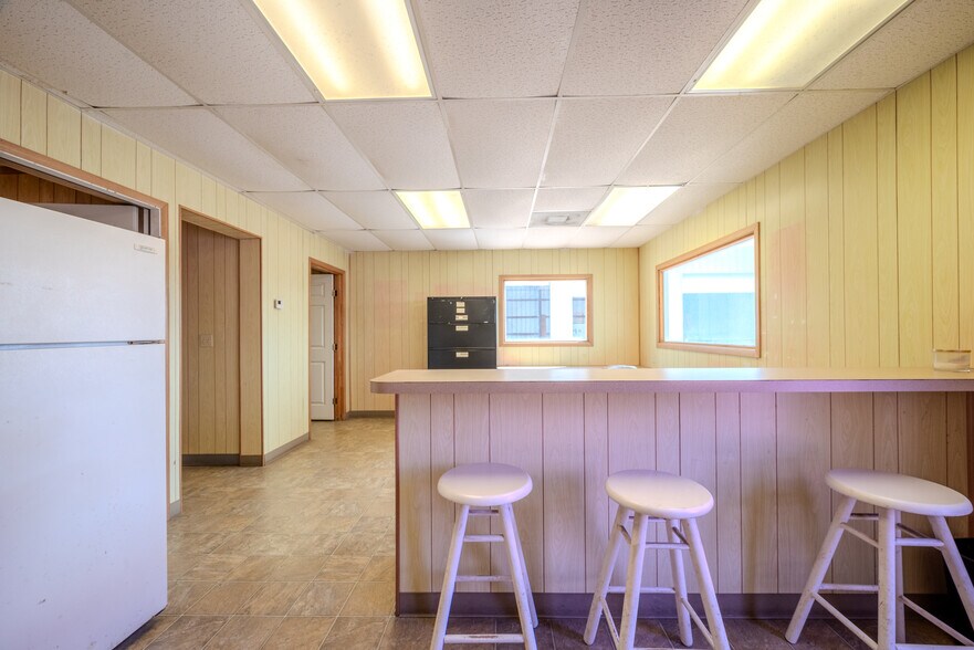 More Photos Of 619 E Jackson St, El Campo Warehouse For Sale