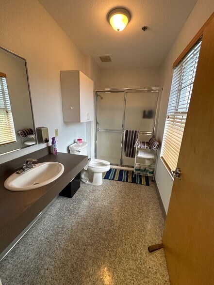 More Photos Of 842 Sunset Lake Blvd, Venice Medical For Lease
