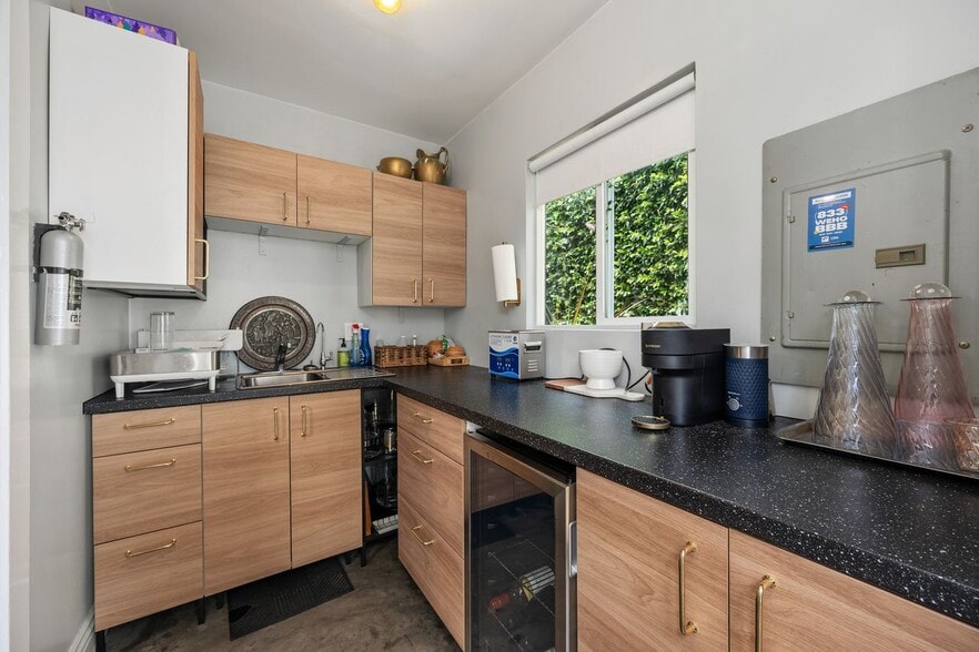 More Photos Of 1111 N Crescent Heights Blvd, West Hollywood General Retail For Sale