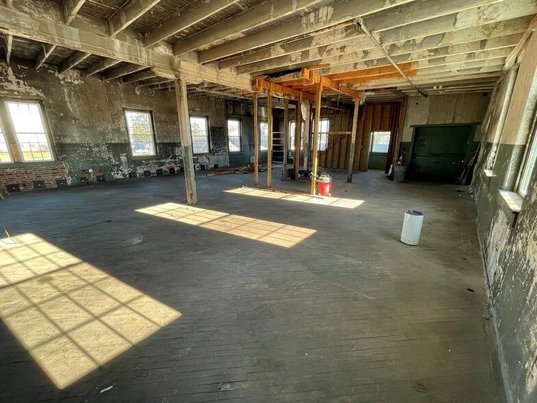 More Photos Of 130 W 3rd St, Waynesboro Light Distribution For Lease