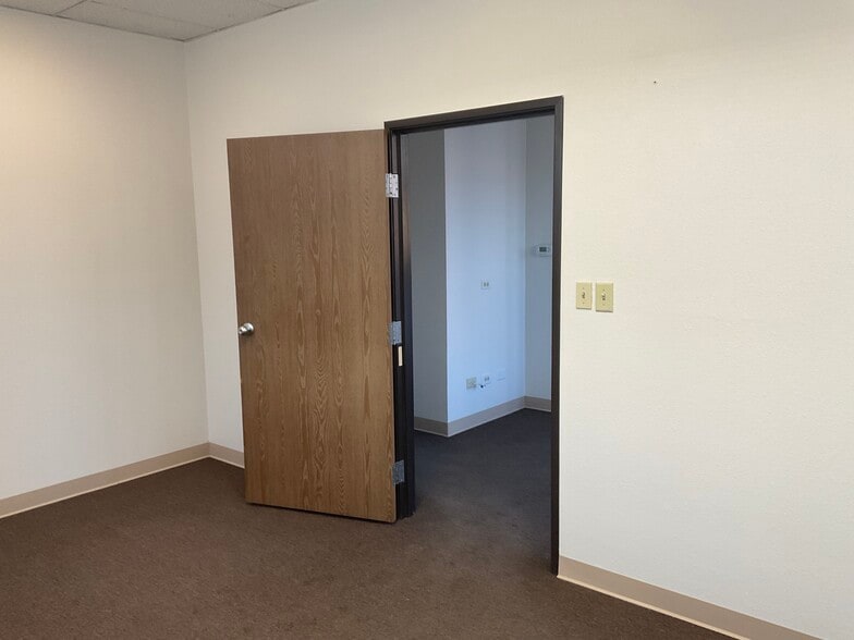 More Photos Of 7388 S Revere Pky, Centennial Showroom For Lease