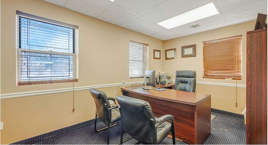 More Photos Of 325 E Main St, Smithtown Medical For Lease