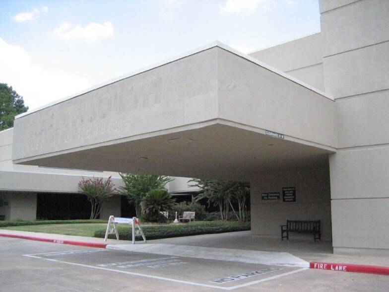 More Photos Of 17506 Red Oak Dr, Houston Hospital For Lease