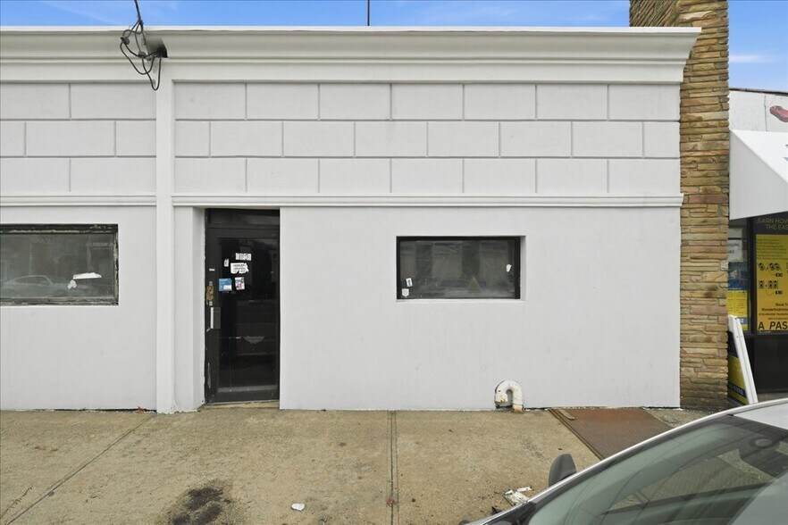 More Photos Of 1621-1623 Grand Ave, North Baldwin Storefront For Lease