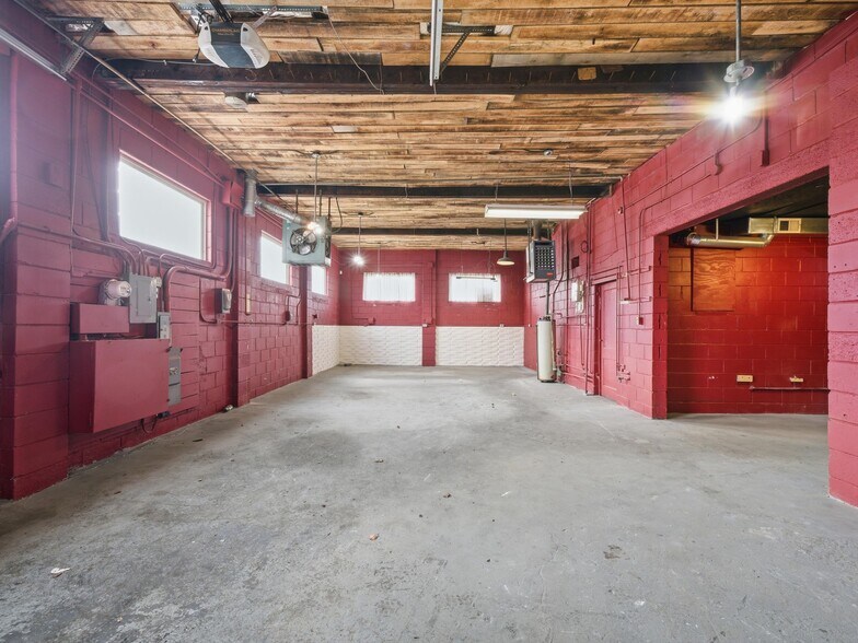 More Photos Of 828 W 14 Mile Rd, Clawson Warehouse For Lease