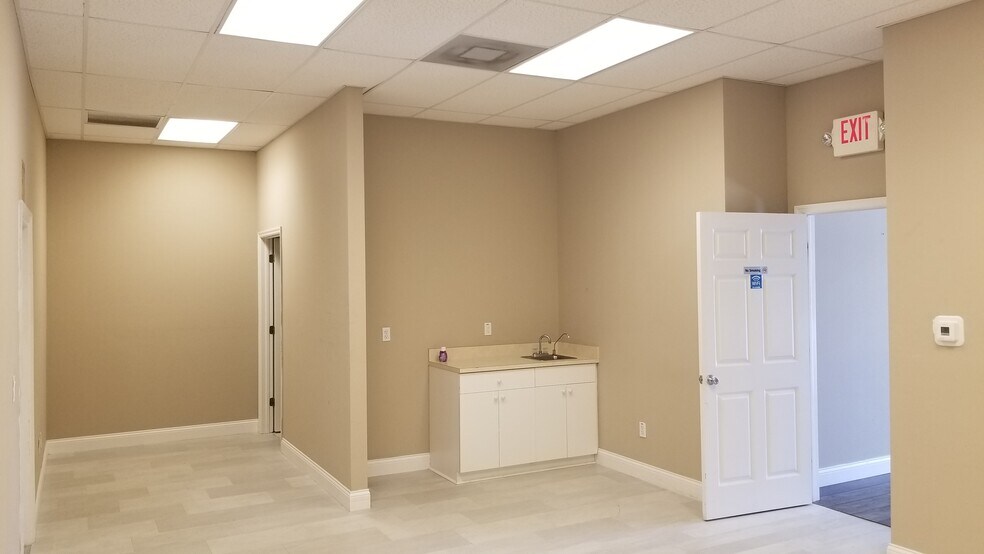 More Photos Of 5471 Lee St, Lehigh Acres Showroom For Lease