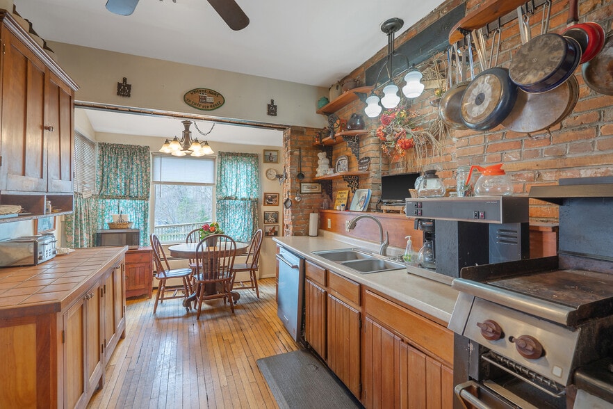 More Photos Of 1880 House Bed & Breakfast, Pulaski Hotel For Sale