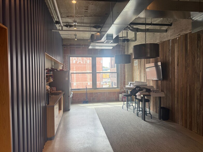 More Photos Of 2100 Central St, Kansas City Office For Lease