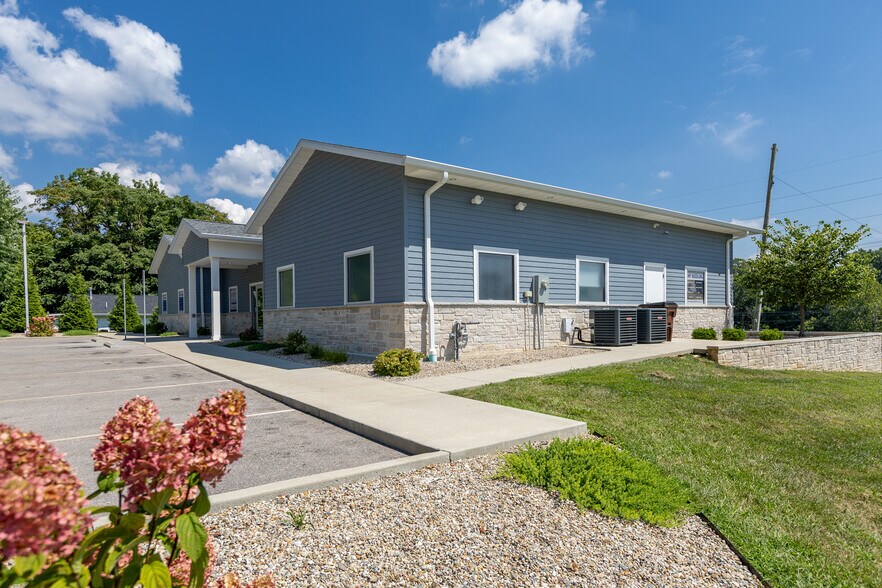 More Photos Of 2221 John Williams Blvd, Bedford Office For Sale