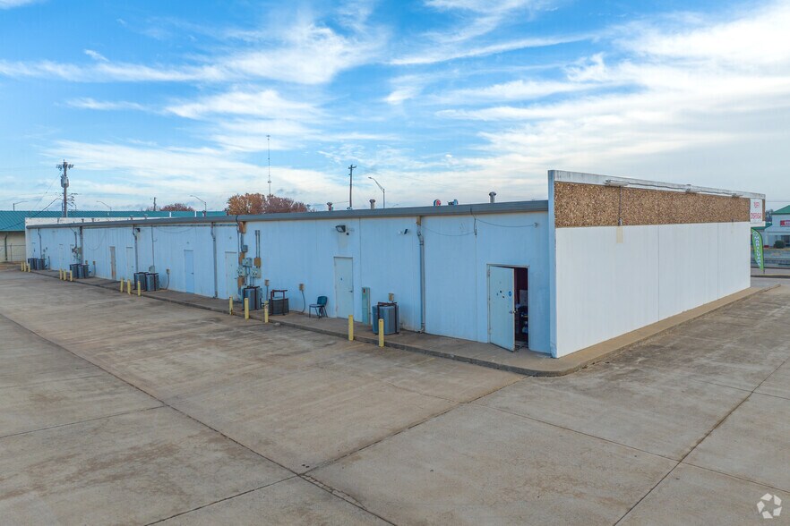 More Photos Of 2703-2717 S I 35 Service Rd, Oklahoma City Showroom For Lease