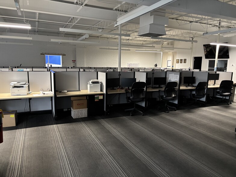 More Photos Of 3632-3652 N Cicero Ave, Chicago Showroom For Sale