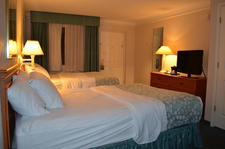 More Photos Of 5201 N State Line Ave, Texarkana Hotel For Sale