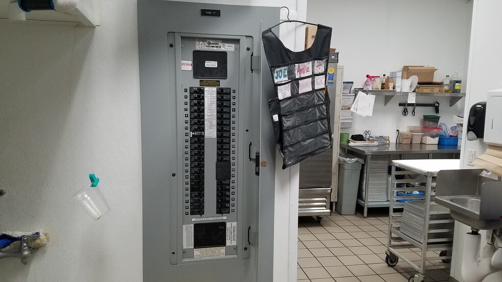 More Photos Of 960 Ontario Mills Dr, Ontario Restaurant For Lease