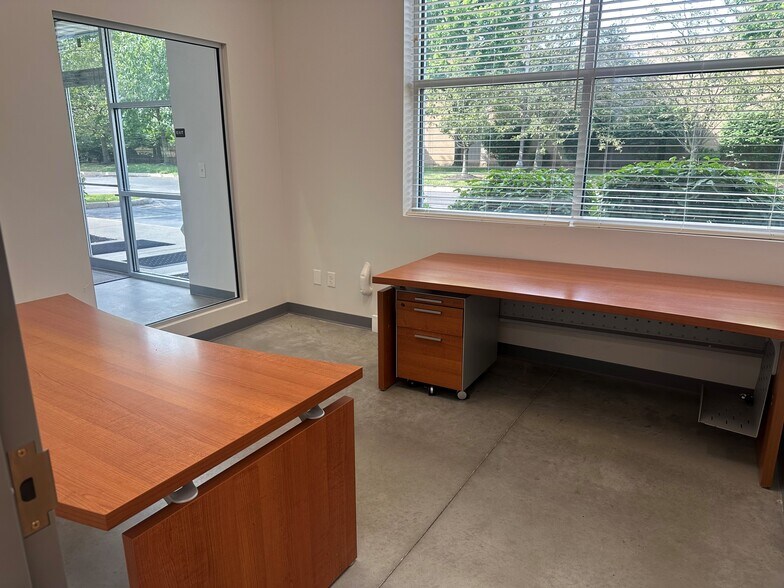 More Photos Of 653 McCorkle Blvd, Westerville Flex For Lease