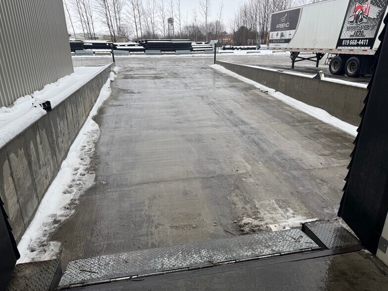 More Photos Of 171 Av Dalcourt, Louiseville Warehouse For Lease