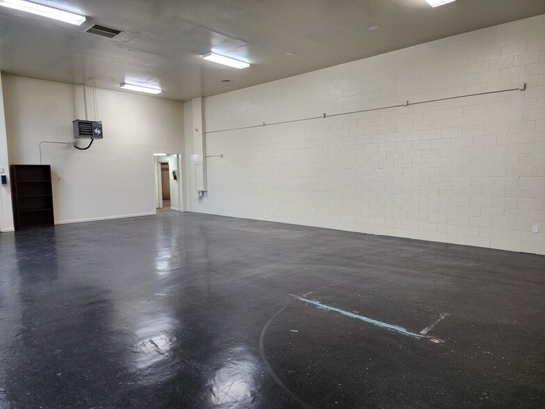 More Photos Of 1515 E Tulare Ave, Tulare Flex For Lease