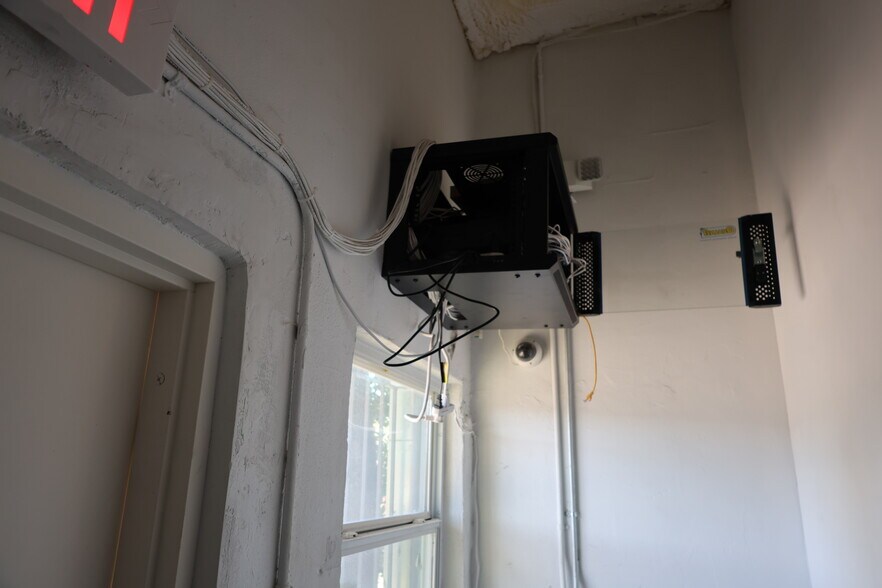 More Photos Of 1847 NW 21st St, Miami Warehouse For Lease