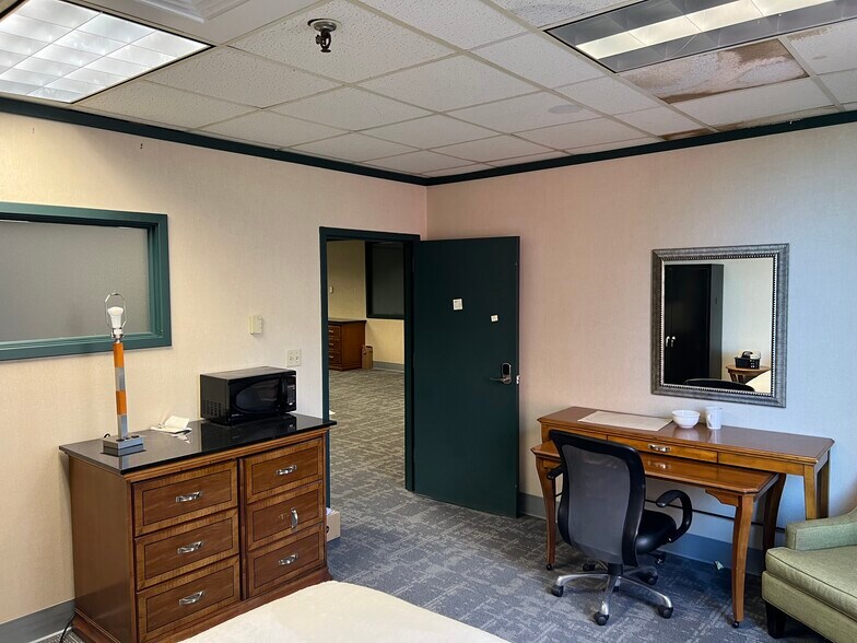 More Photos Of 136 Center St, Old Town Office For Sale