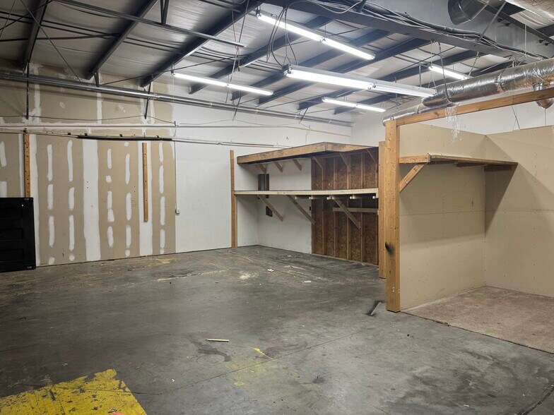 More Photos Of 53 Persimmon St, Bluffton Showroom For Sale