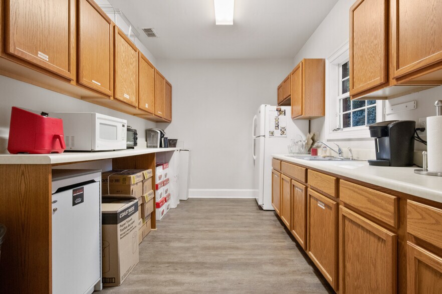More Photos Of 110 Evans Mill Dr, Dallas Business Park For Sale