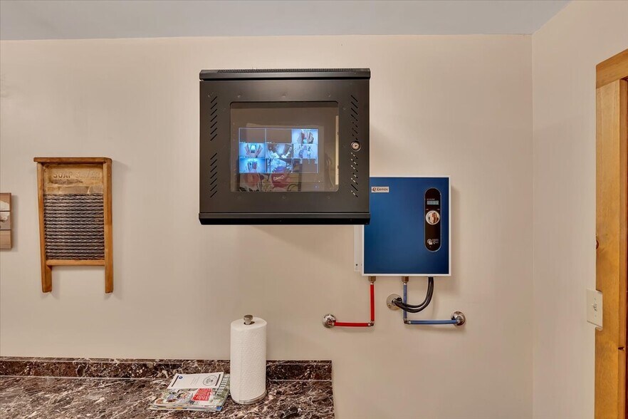 More Photos Of 68 Main St, Whitehall Flex For Sale