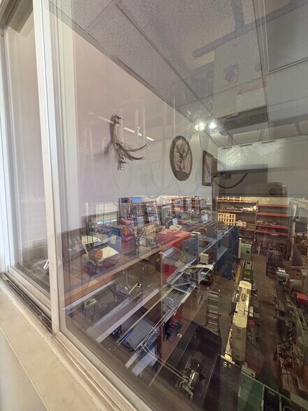 More Photos Of 4106-4112 S Commerce Dr, Murray Light Manufacturing For Lease